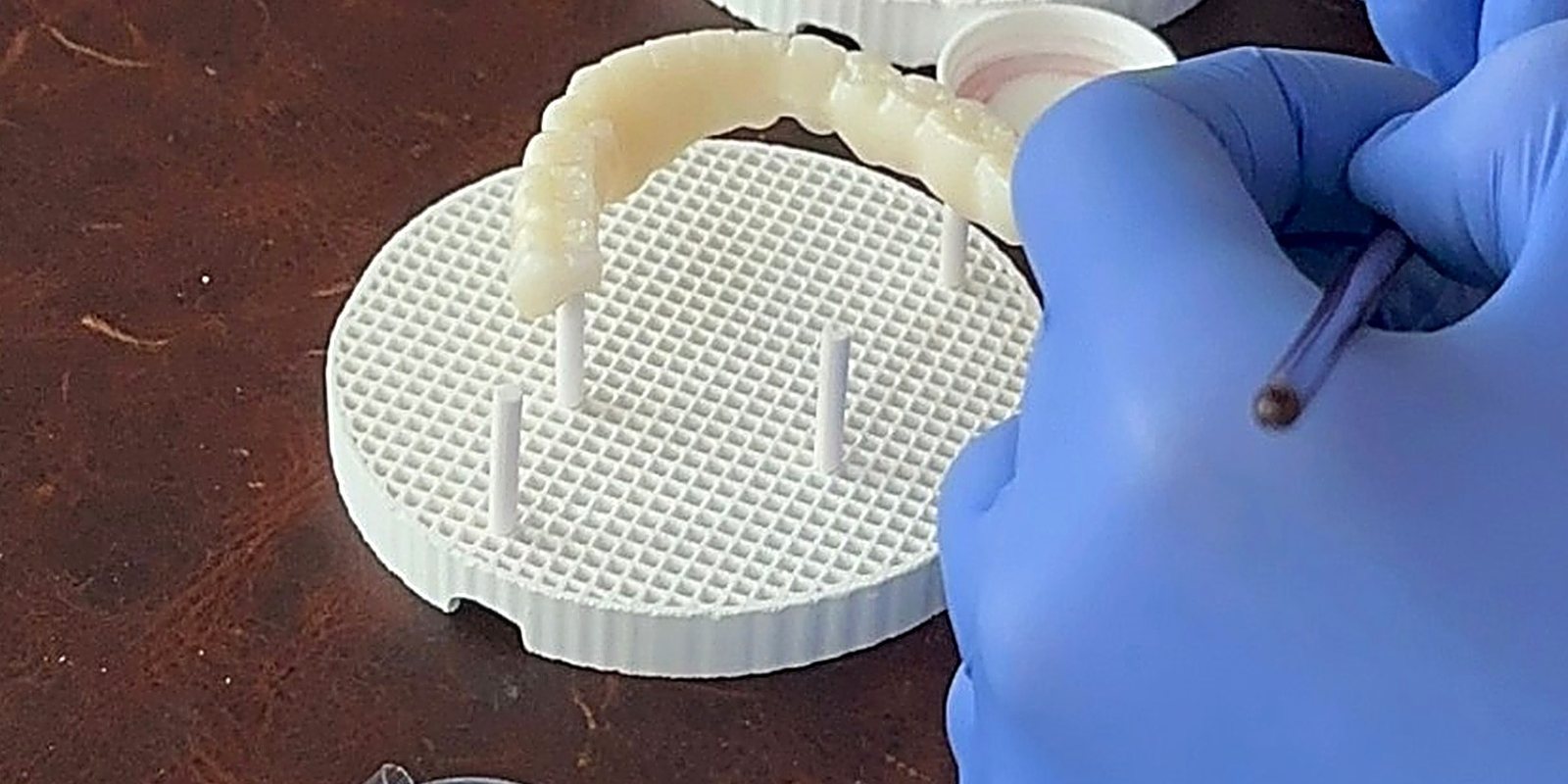 Hand-layering porcelain veneers at İ Lab