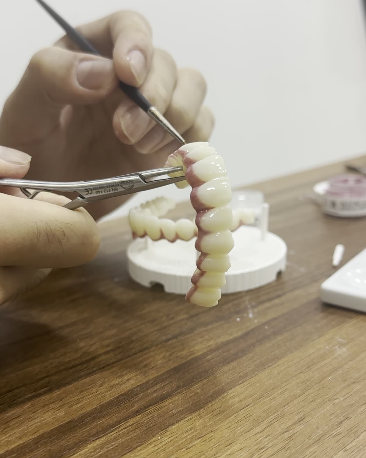 Final hand finishing of a full-arch restoration